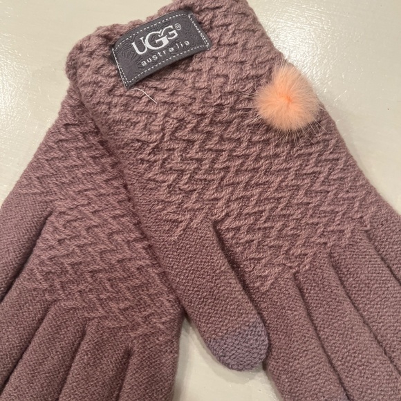 - UGG CRANBERRY GLOVES NWT - Picture 3 of 3
